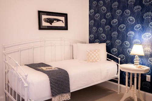 Una cama o camas en una habitación de The Primrose