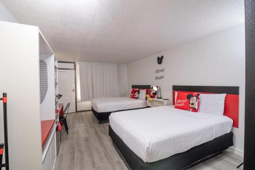 una habitación de hotel con dos camas en una habitación en Mickey dormitory room 10 min from Disney, en Kissimmee