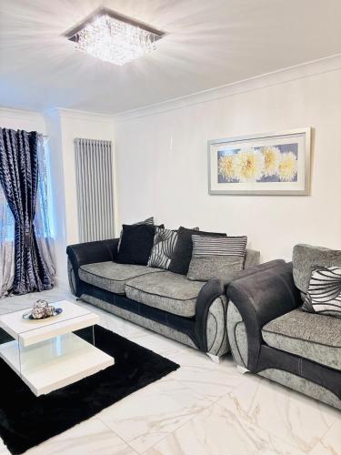 Luxury 5BR Stay With City Access photo 12
