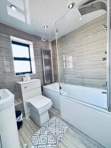 Luxury 5BR Stay With City Access photo 14