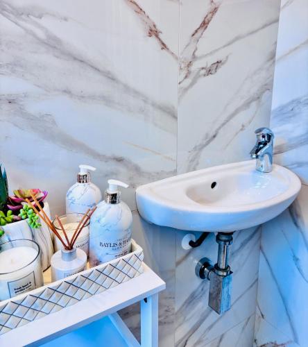 Luxury 5BR Stay With City Access photo 15