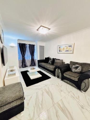 Luxury 5BR Stay With City Access photo 18