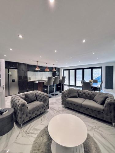 Luxury 5BR Stay With City Access photo 3