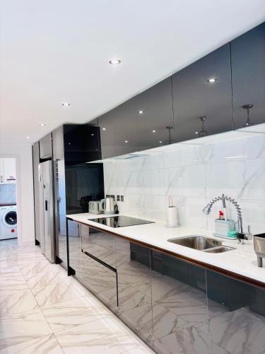 Luxury 5BR Stay With City Access photo 21