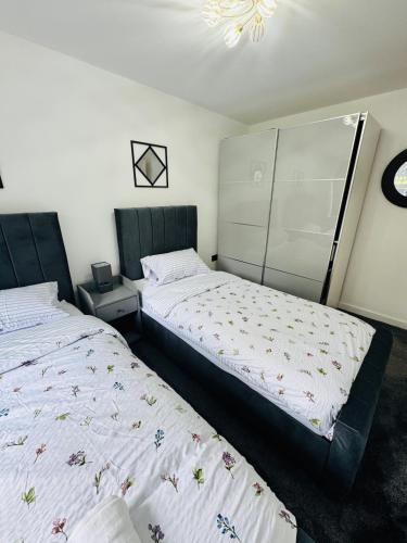 Luxury 5BR Stay With City Access photo 28