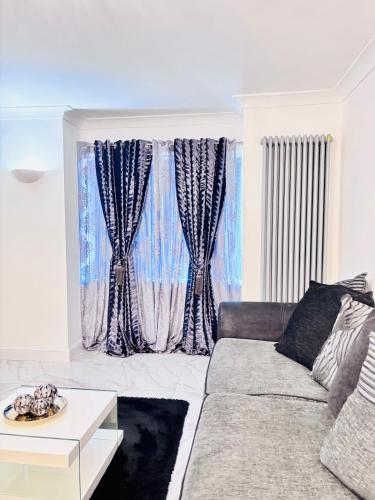 Luxury 5BR Stay With City Access photo 33