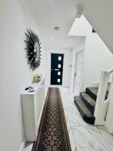 Luxury 5BR Stay With City Access photo 35