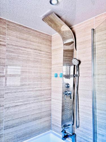 Luxury 5BR Stay With City Access photo 38