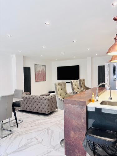 Luxury 5BR Stay With City Access photo 4