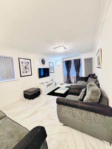 Luxury 5BR Stay With City Access photo 47