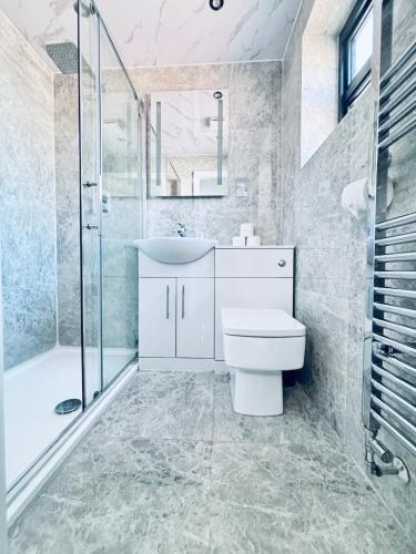 Luxury 5BR Stay With City Access photo 65