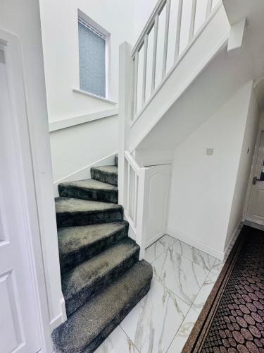 Luxury 5BR Stay With City Access photo 70