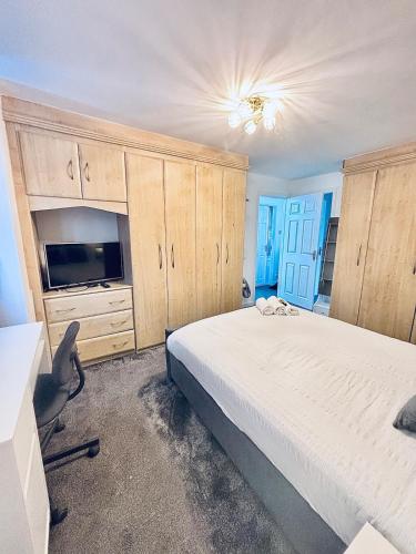 Luxury 5BR Stay With City Access photo 71