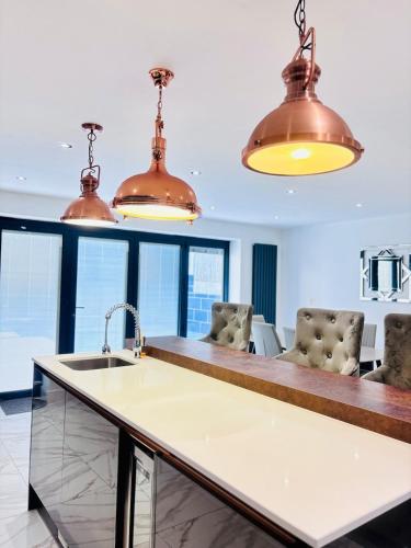 Luxury 5BR Stay With City Access photo 72