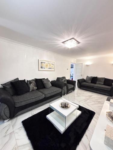 Luxury 5BR Stay With City Access photo 73