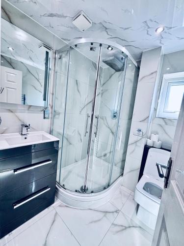 Luxury 5BR Stay With City Access photo 76