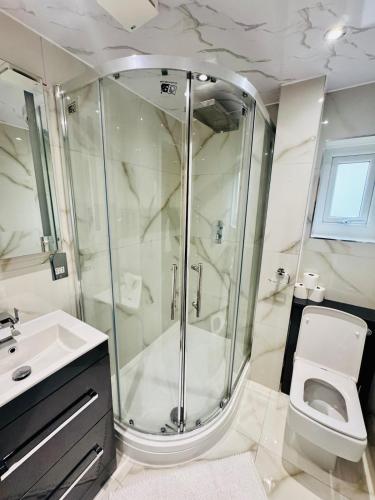 Luxury 5BR Stay With City Access photo 80