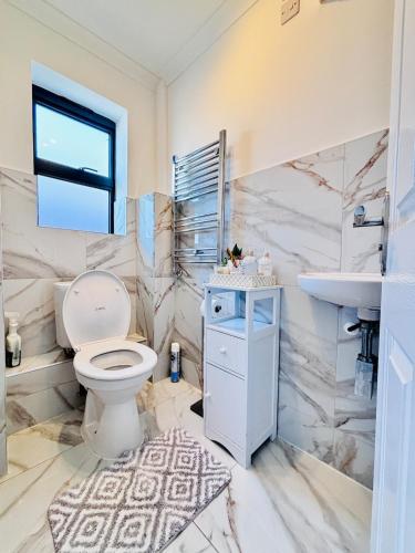 Luxury 5BR Stay With City Access photo 83