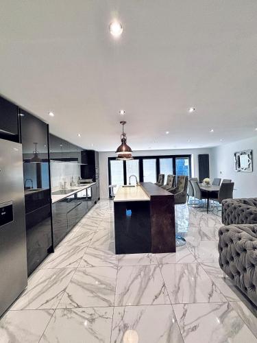 Luxury 5BR Stay With City Access photo 86