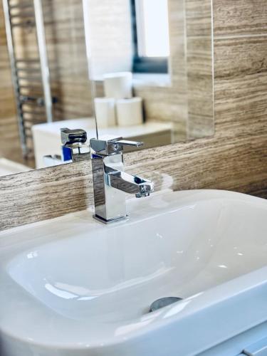 Luxury 5BR Stay With City Access photo 87