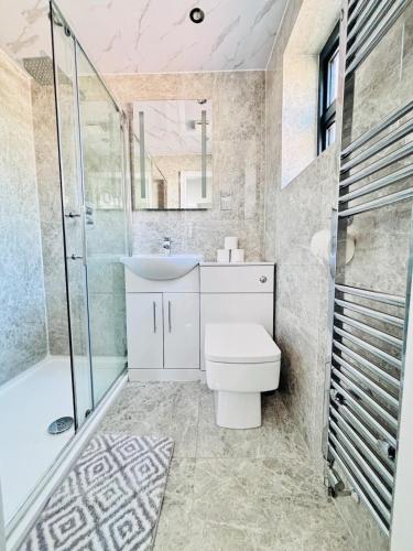 Luxury 5BR Stay With City Access photo 90