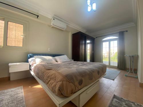 Postel nebo postele na pokoji v ubytování Comfortable 3BR New Cairo Prime Spot