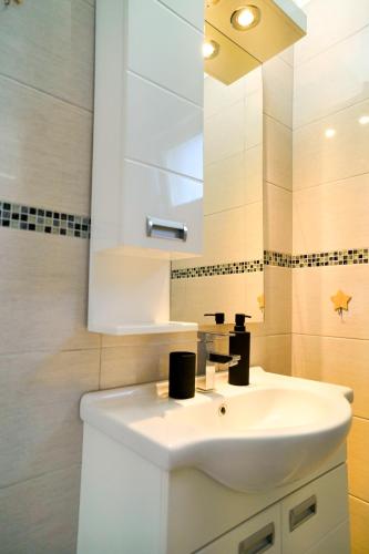 a bathroom with a white sink and a mirror at Drina Water House in Tadići