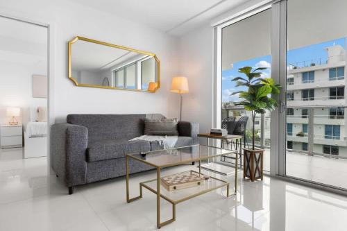 Ruang duduk di Luxury Condo with Rooftop Pool - 5-Min to Beach