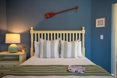 Una cama o camas en una habitación de The Primrose