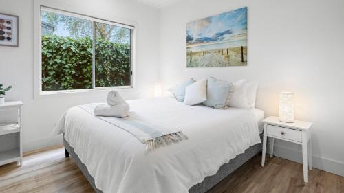 Katil atau katil-katil dalam bilik di Rye Serenity and Style walk to beach shops Wifi