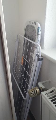 a metal rack in a kitchen next to a stove at Zimmer 3 von 3 mit Gemeinschaftsbad-Küche, 30min Köln Messe Bahnhof, 5min Leverkusen Bahnhof Zentrum in Leverkusen
