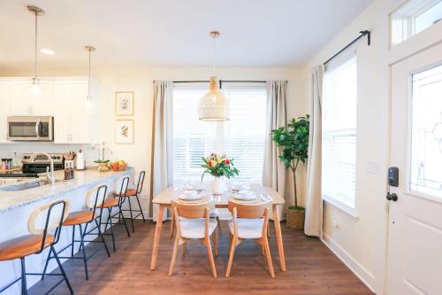 Cuisine ou kitchenette dans l'établissement The Botanical Suite Newly Built Upscale Central