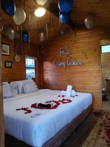 a bedroom with a bed with a sign that says happy birthday at Glamping Entre Nopales, Villa de Leyva in Sáchica