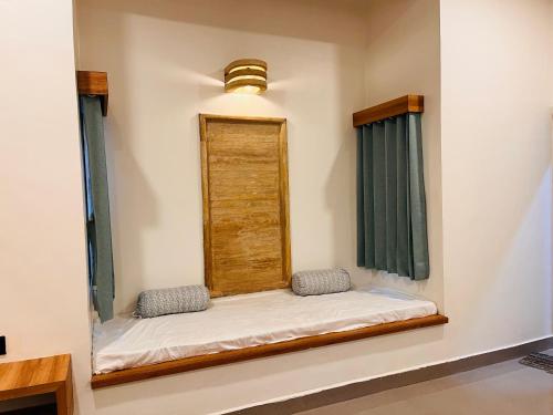 a window seat in the corner of a room at Brook Ville in Sasan Gir