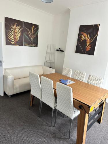 Posezení v ubytování Rems 3bed apartment with games for fun, close to gym and garden view
