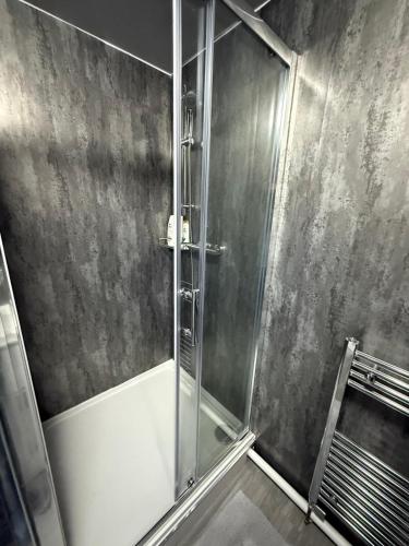 Koupelna v ubytování Rems 3bed apartment with games for fun, close to gym and garden view