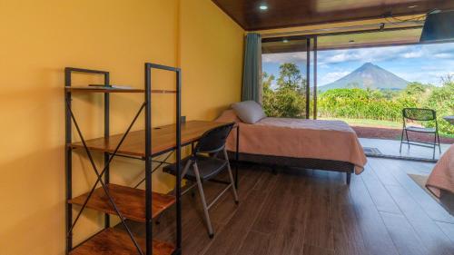 Postel nebo postele na pokoji v ubytování Villas Paradise Arenal Volcano Lake View