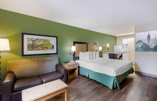 Кровать или кровати в номере Extended Stay America Suites - Los Angeles - LAX Airport - El Segundo