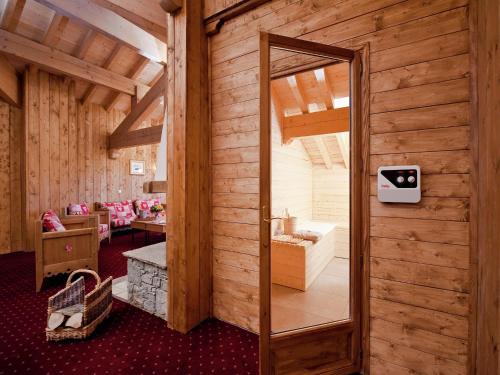 Cette chambre est dotée d'un mur en bois avec un miroir. dans l'établissement Chalet in La Rosière near Village Center, à Montvalezan