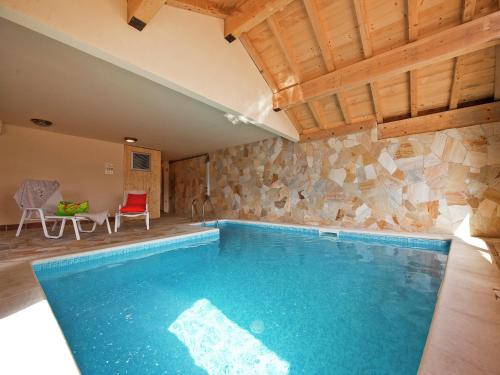 - une piscine dans une chambre dotée d'un mur en pierre dans l'établissement Chalet in La Rosière near Village Center, à Montvalezan