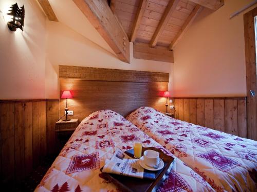 une chambre avec un lit avec un plateau dessus dans l'établissement Chalet in La Rosière near Village Center, à Montvalezan