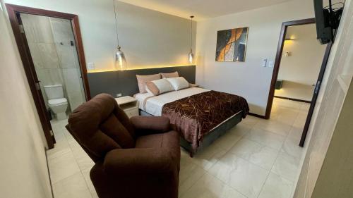 una camera da letto con un letto, un divano e una sedia di Luxurious apartment in Equipetrol a Santa Cruz de la Sierra