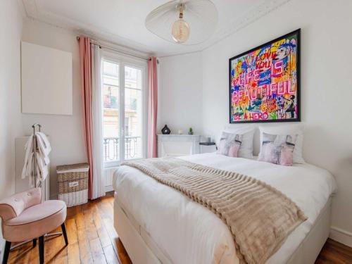 une chambre avec un grand lit et un tableau au mur dans l'établissement Charming apartment - 2BR 4P- Javel, à Paris