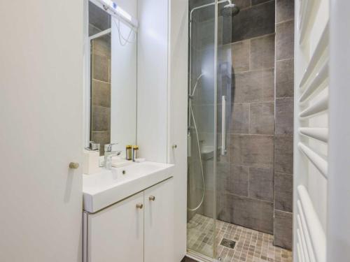 une salle de bain blanche avec un lavabo et une douche dans l'établissement Charming apartment - 2BR 4P- Javel, à Paris