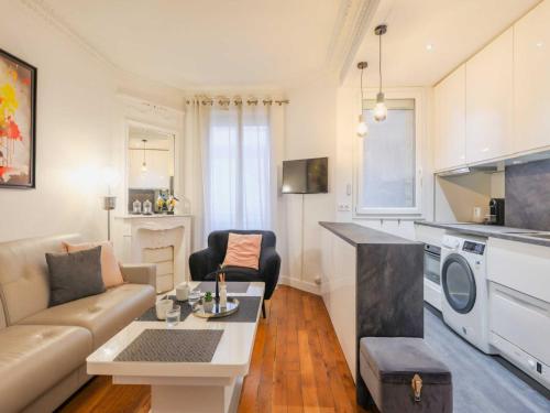 un salon avec un canapé et une table dans l'établissement Charming apartment - 2BR 4P- Javel, à Paris