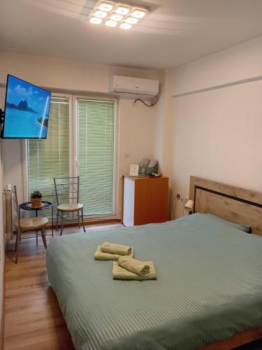 una camera da letto con un letto su cui sono appoggiati due asciugamani di Calvin Apartment 9 a Ohrid