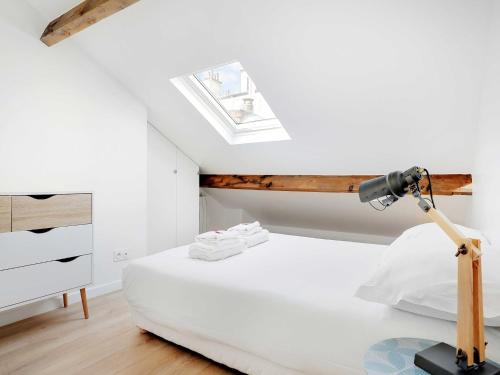 - une chambre avec un lit et une lampe sur une table en verre dans l'établissement Cosy duplex - 2BDR 4P - Levallois So Ouest, à Levallois-Perret