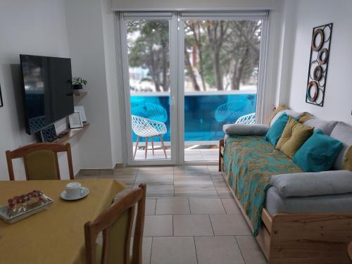 a living room with a couch and a table at Ushuaia Extremo Sur in Ushuaia