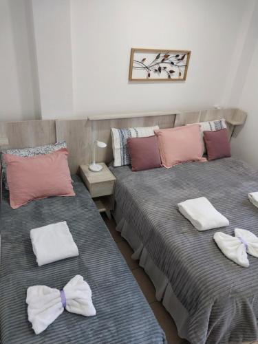 two beds in a room with towels on them at Ushuaia Extremo Sur in Ushuaia