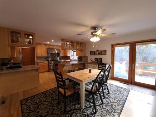 una cucina con un tavolo e delle sedie di IVH0869 - Cinnabar Creek home a Incline Village